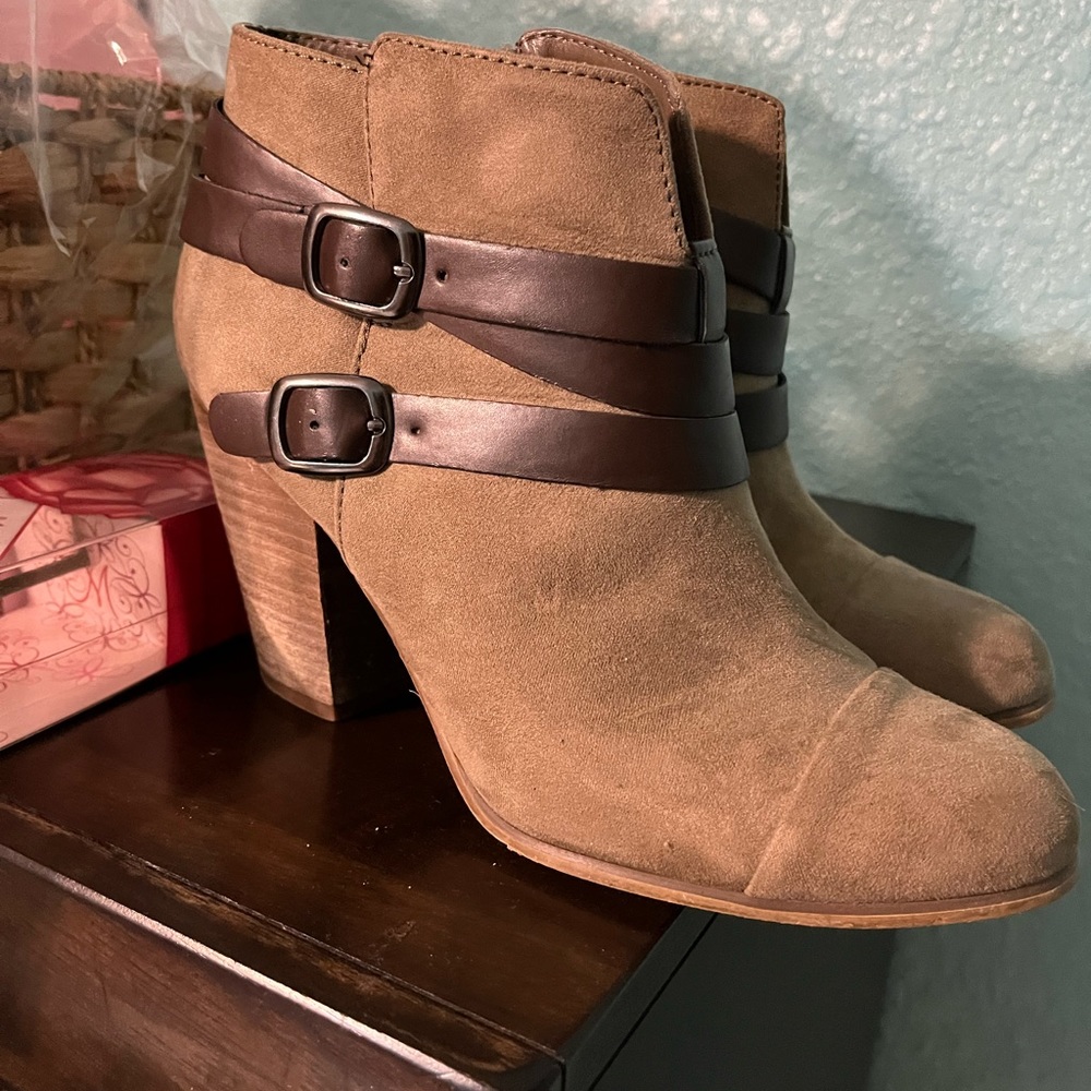 Helene, grey boots